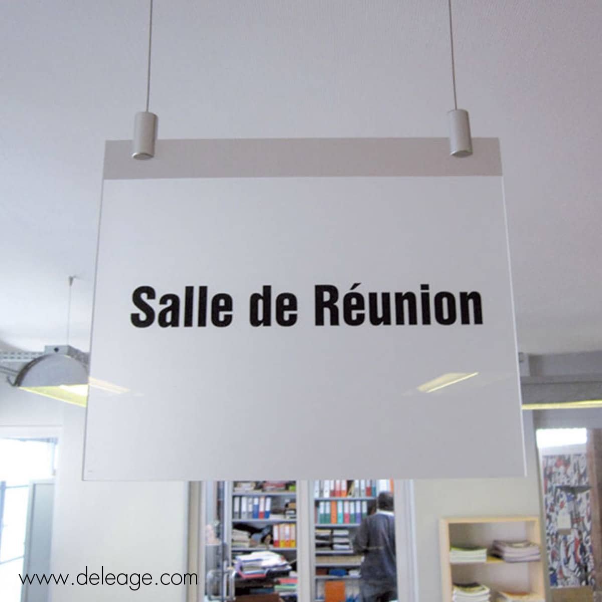 Signalétique-suspendu-par-cable