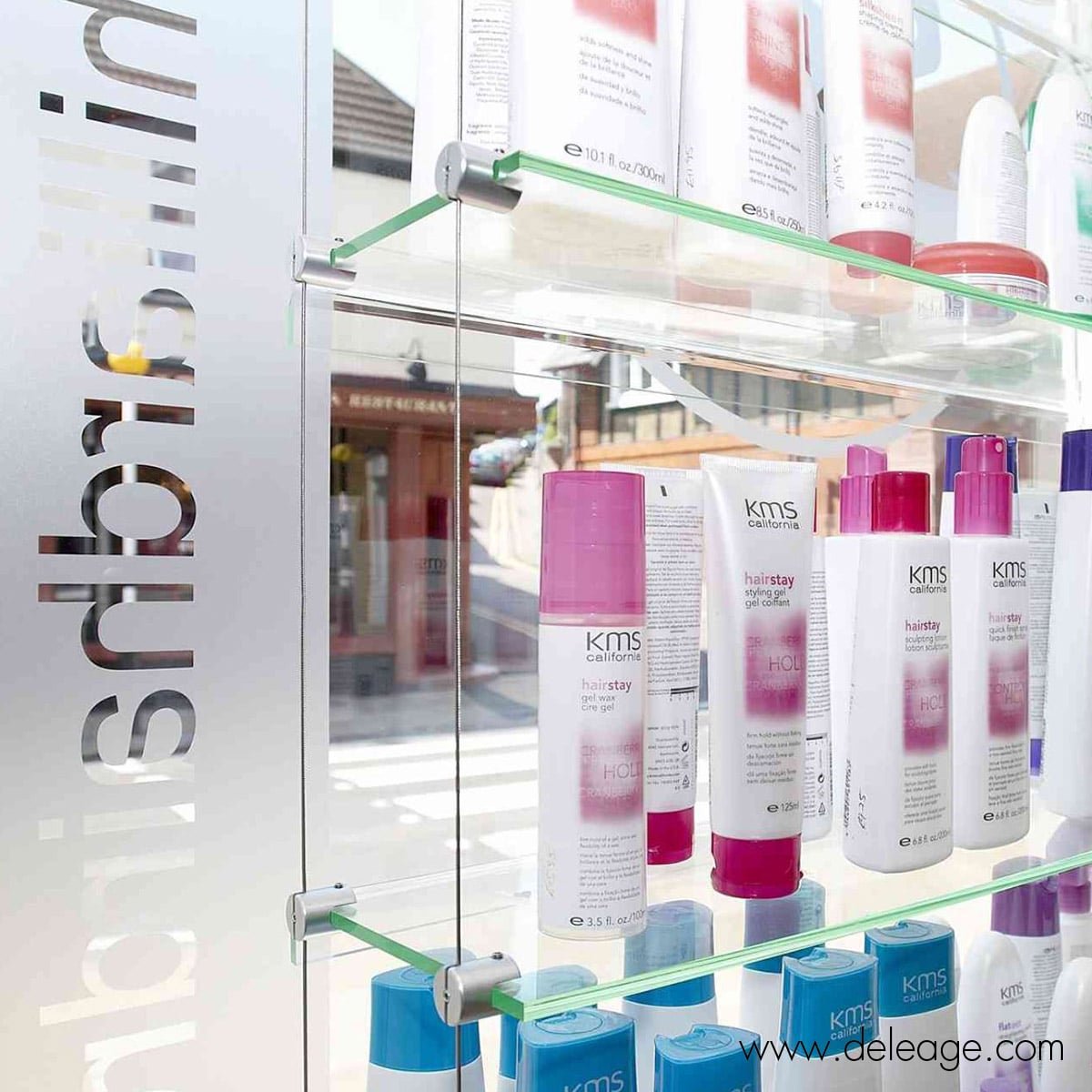 agencement-vitrine-étagères-sur-cables