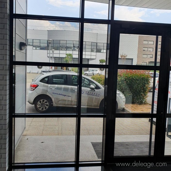 vitrine-en-vinyle-microperfore-vue-intérieure