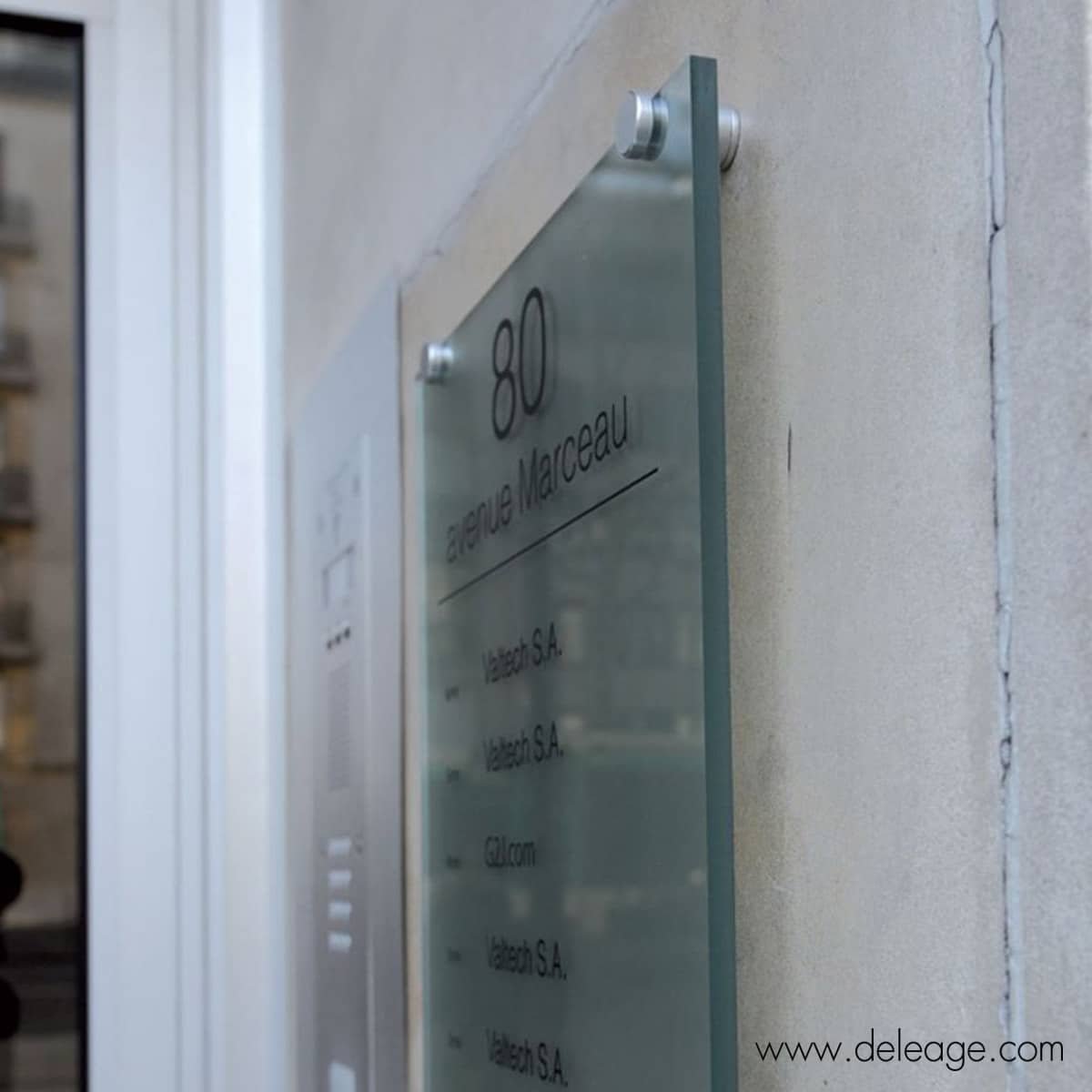 fixation-d'une-plaque-signalétique-avec-entretoises