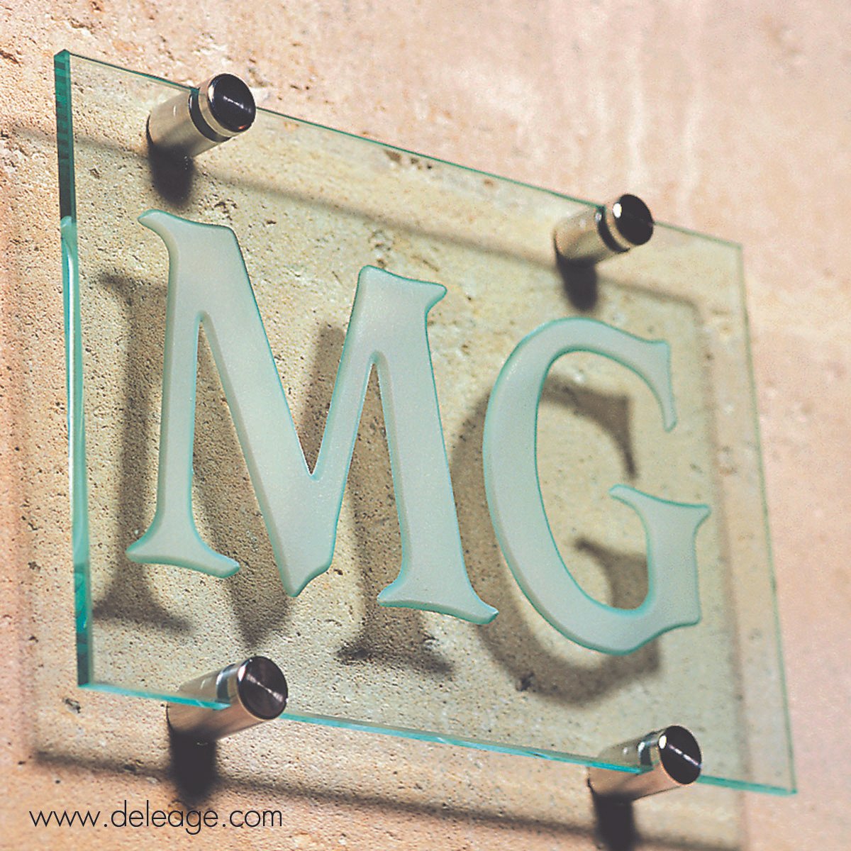 fixation-murale-plaque-signaletique
