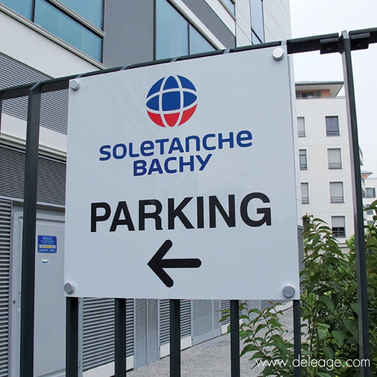 fixation-panneau-sur-grille