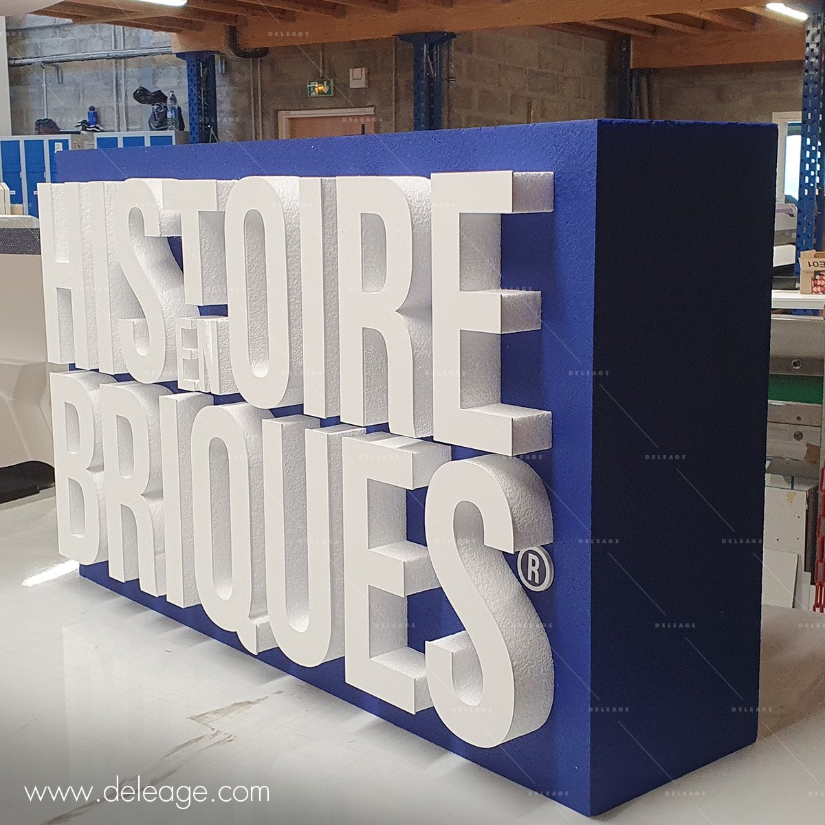 Logo polytyrene + peinture + facing PVC blanc (2) Logo polystyrène + peinture + facing PVC blanc