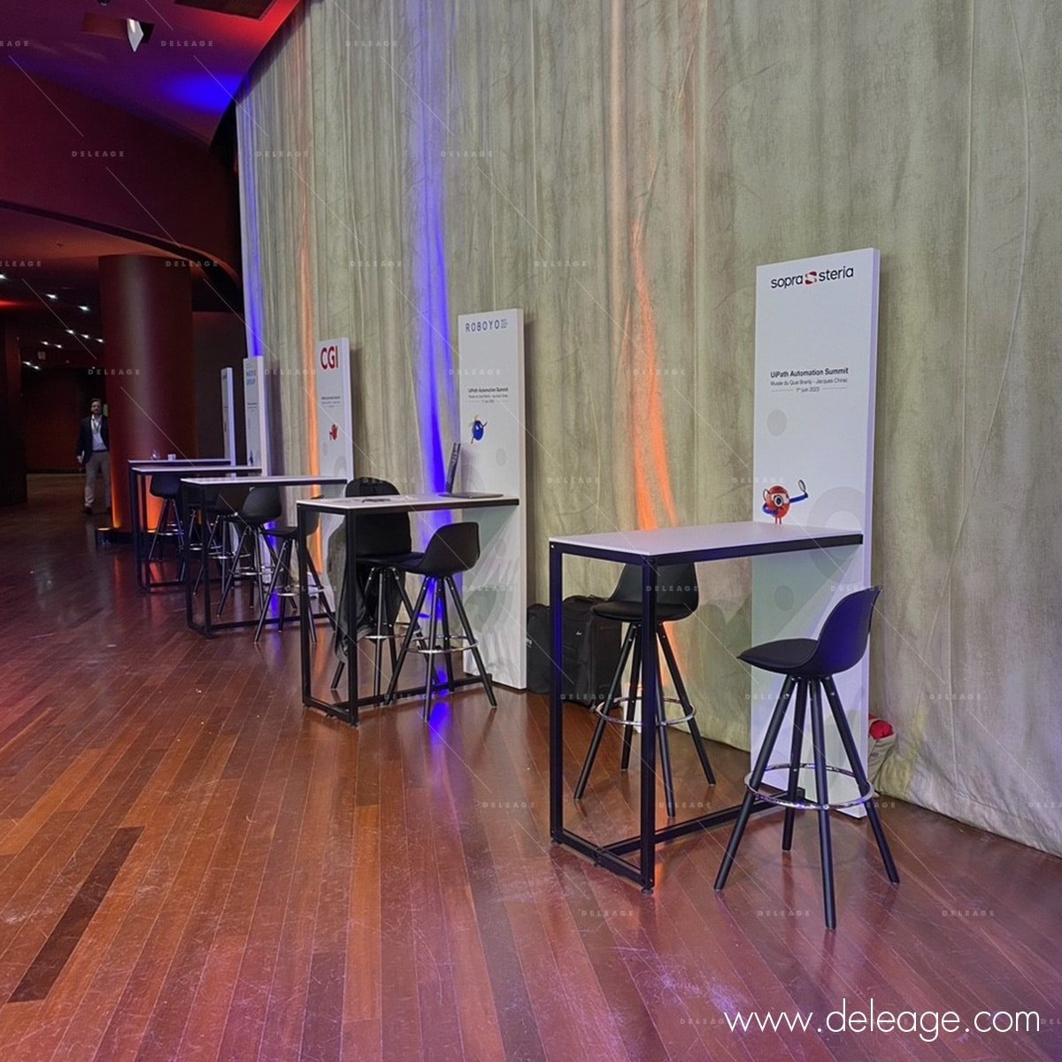 bureau-accueil-avec-enseigne