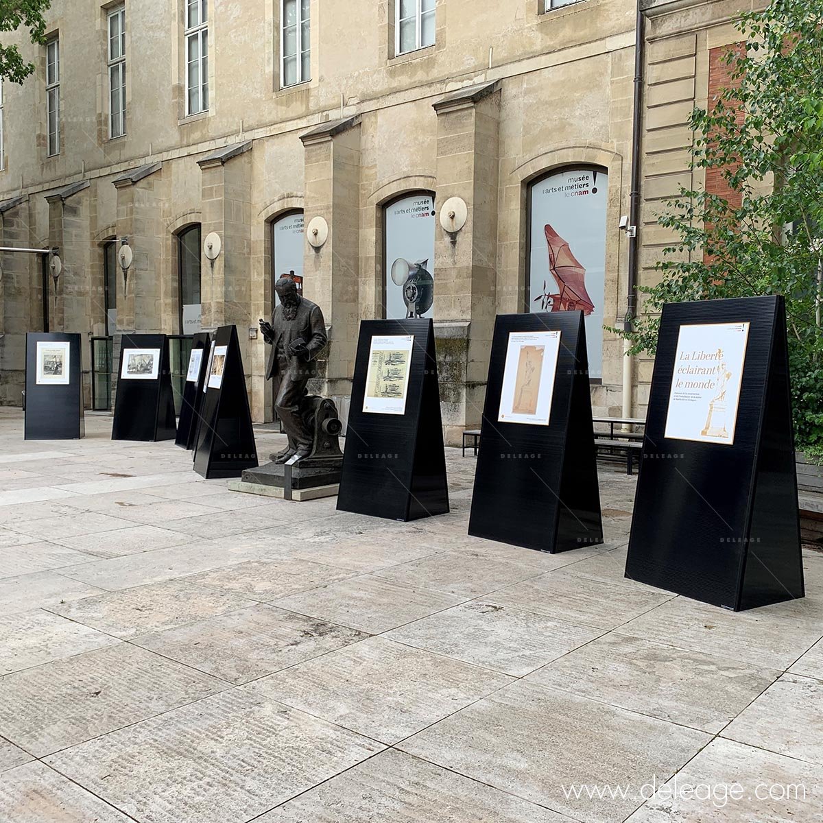 exposition-d'affiche-exterieure-pyramide