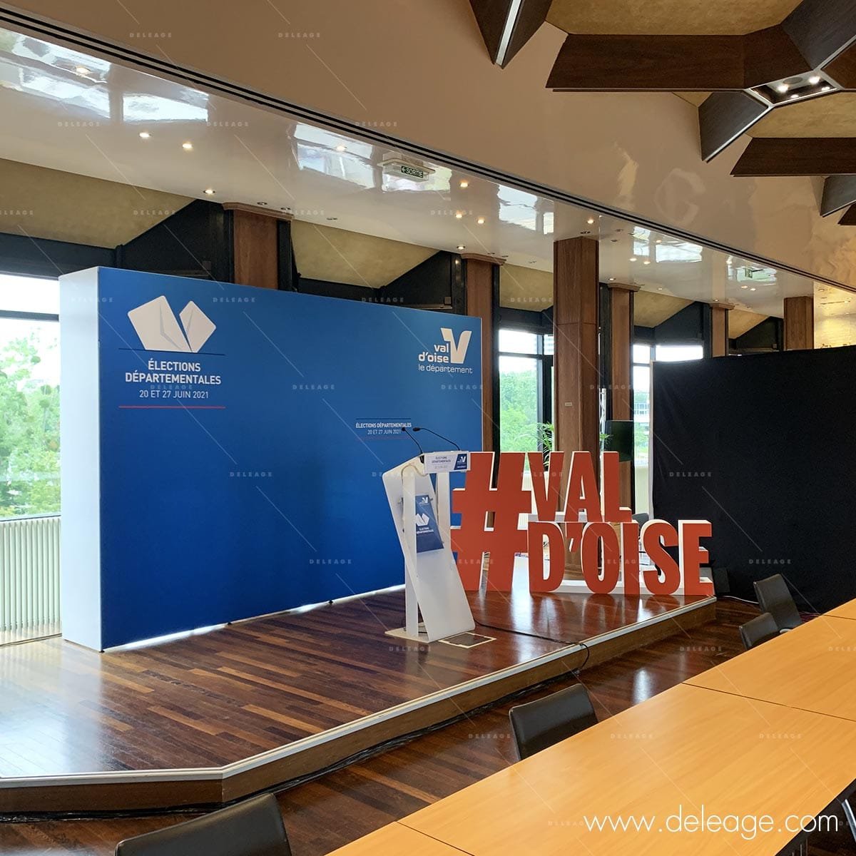 fond-de-scene-et-logo-polystyrene-1