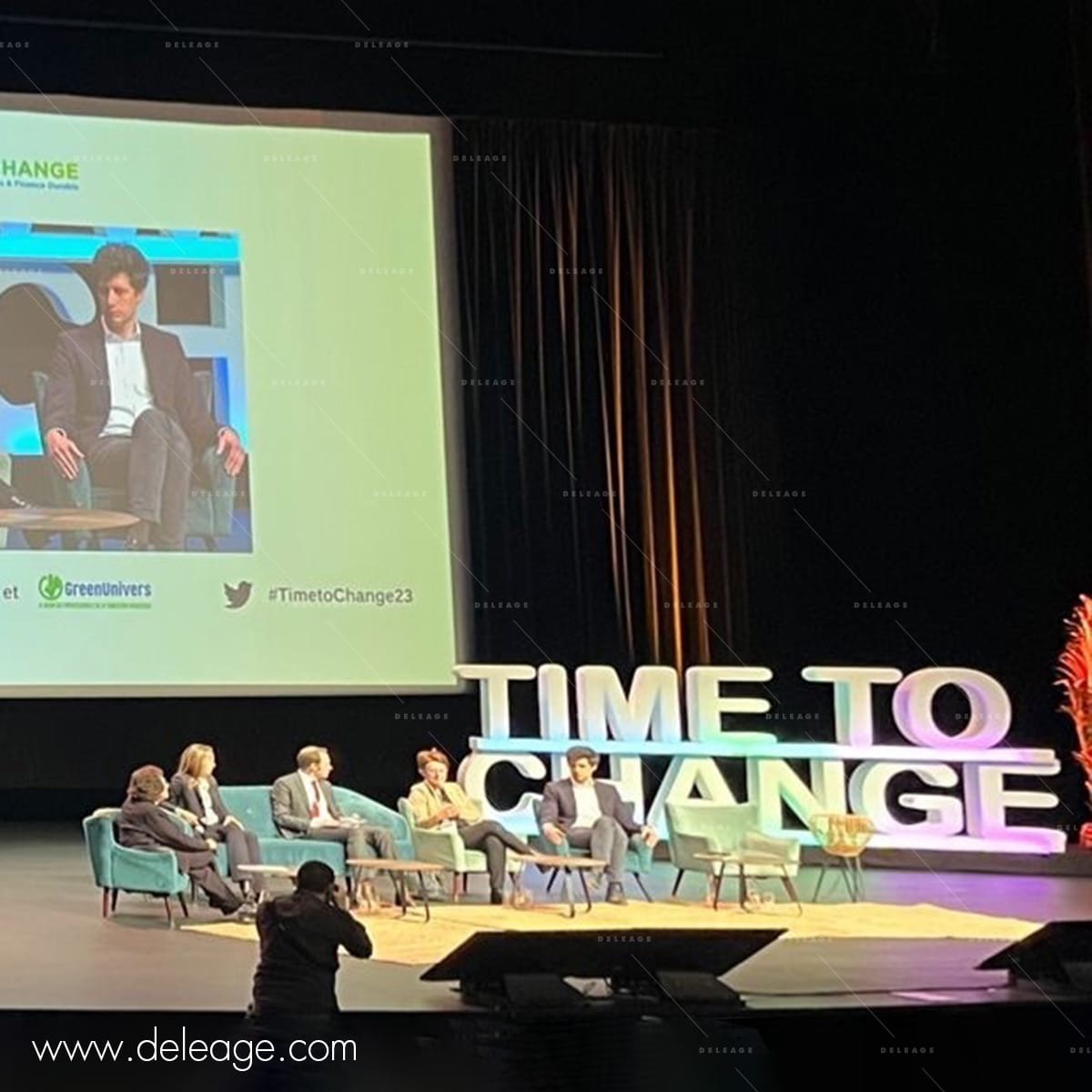 phrase-en-volume-sur-le-devant-de-la-scene Phrase en polystyrène sur scène