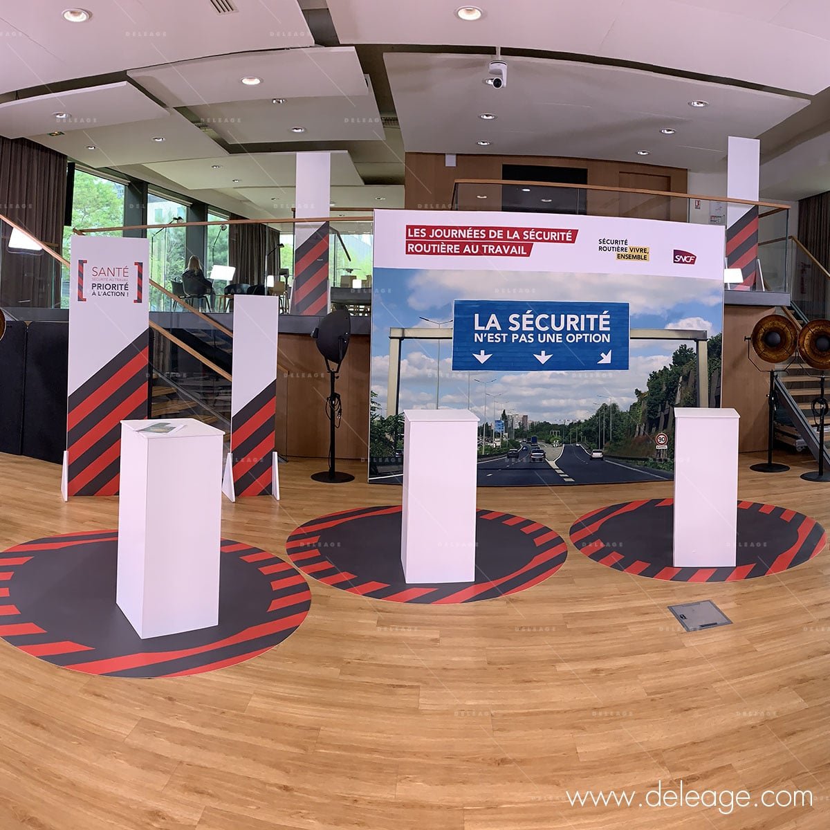 pupitre-sur-adhesif-imprime-special-sol Présentoir économique POLYSTYRENE Podium stèle