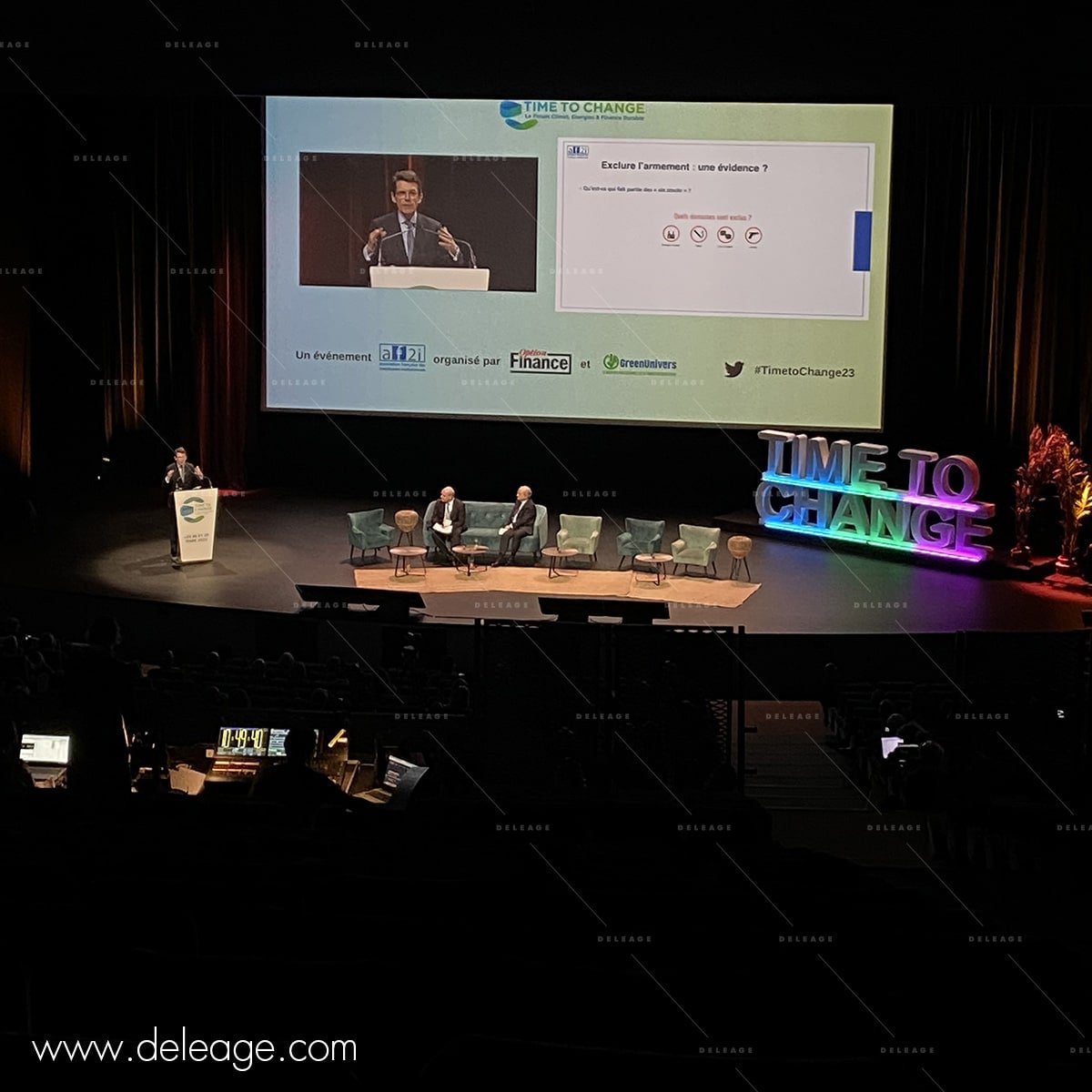 scene-decoree-avec-lettre-en-volume Texte en polystyrène sur scène