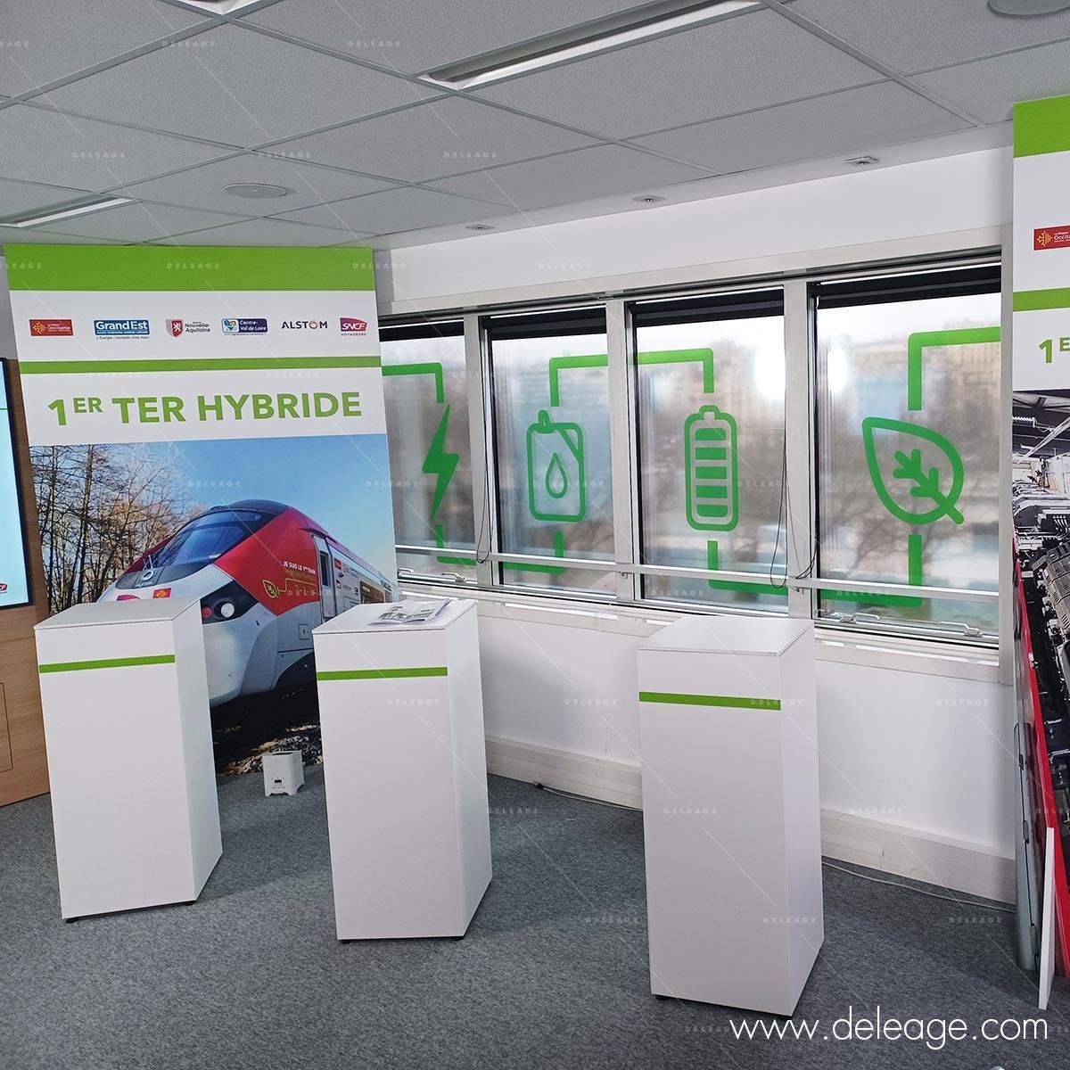 vitrophanie-avec-presentoir-stele-T3 vitrophanie avec présentoir stèle T3