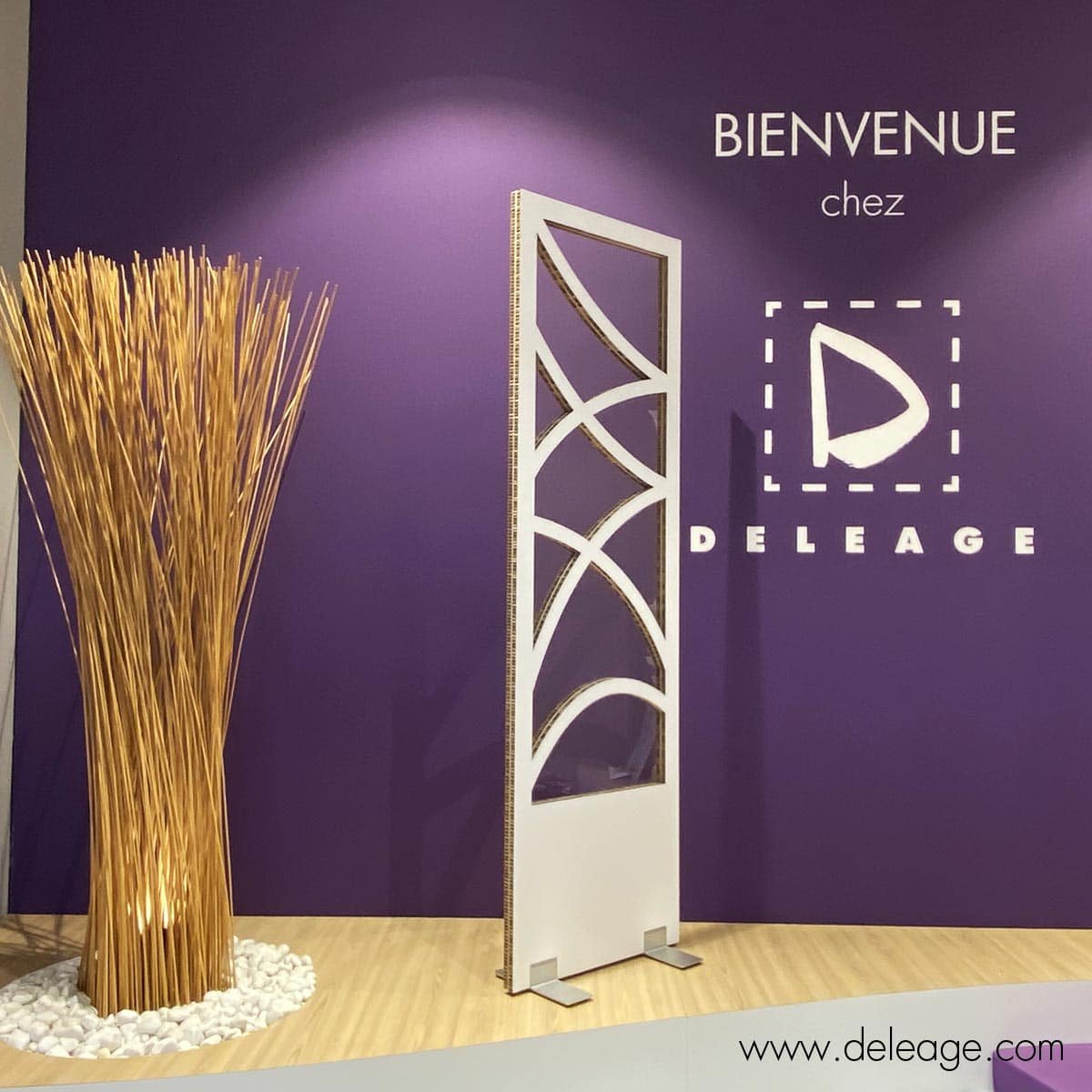 totem-carton-deco-transparent-pieds-aluminium-1