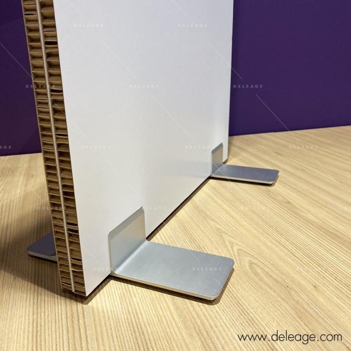 totem-carton-déco-transparent-pieds-aluminium-3