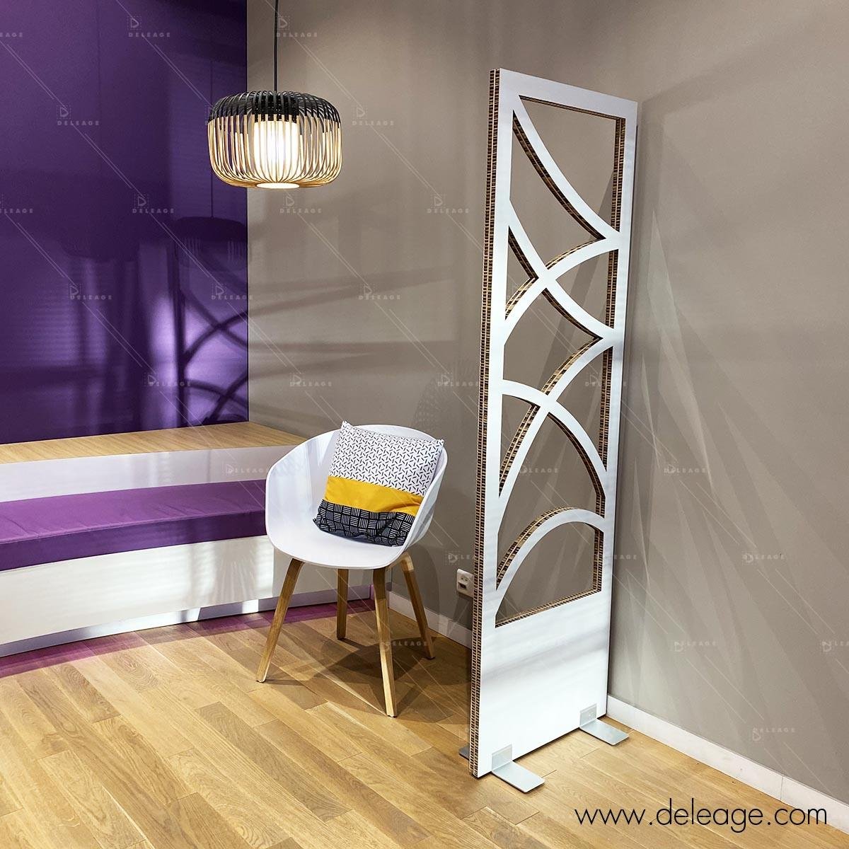 totem-carton-deco-transparent-pieds-aluminium-4