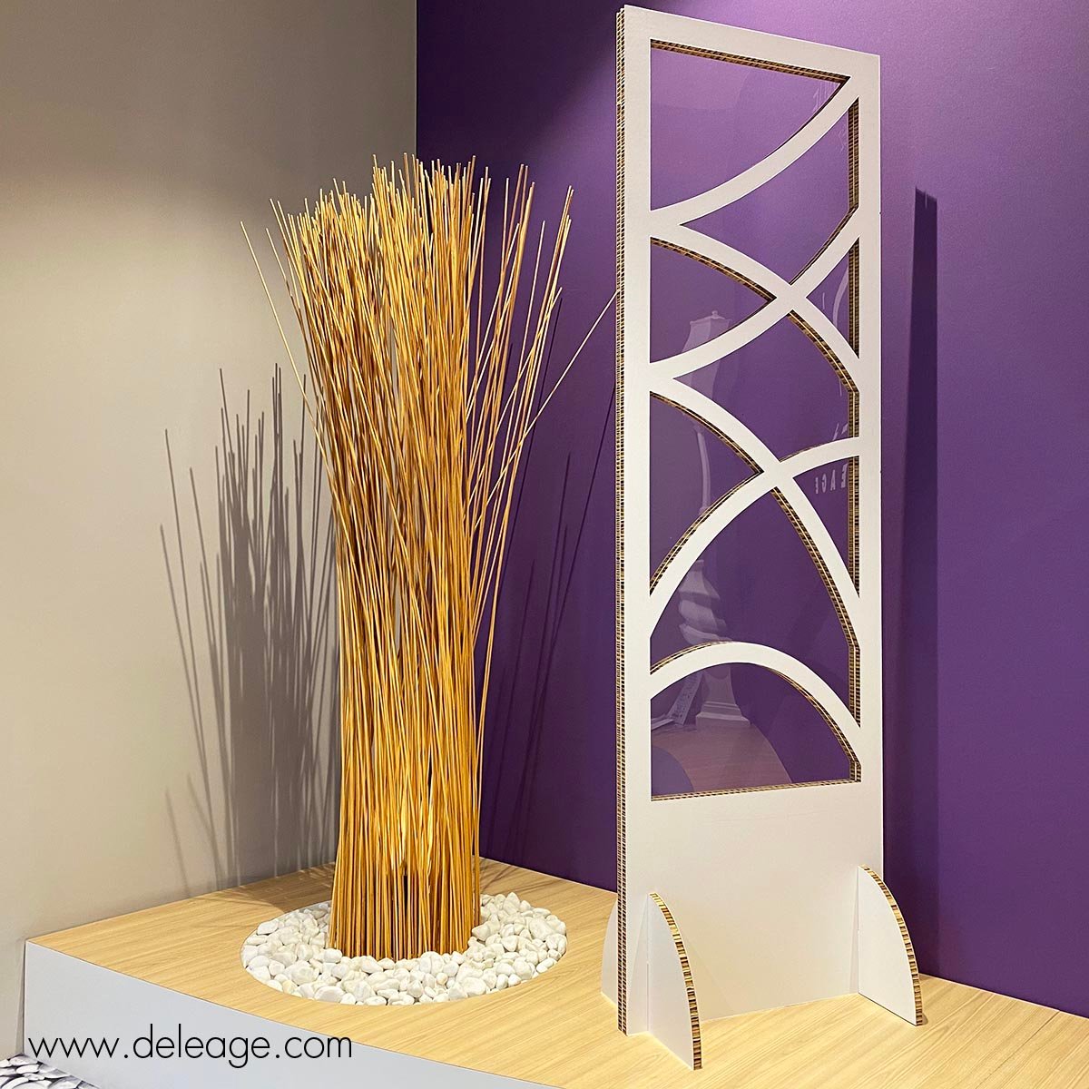 totem-carton-deco-transparent-pieds-carton-1