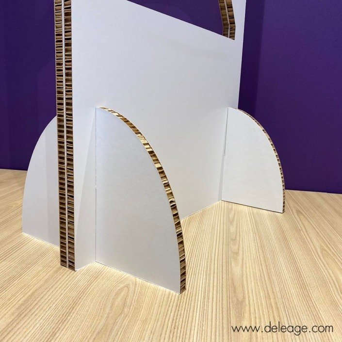 totem-carton-deco-transparent-pieds-carton-2