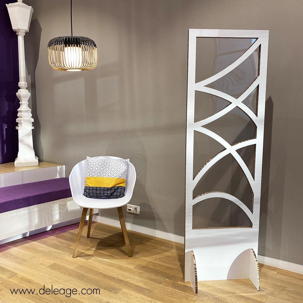 totem-carton-deco-transparent-pieds-carton-3